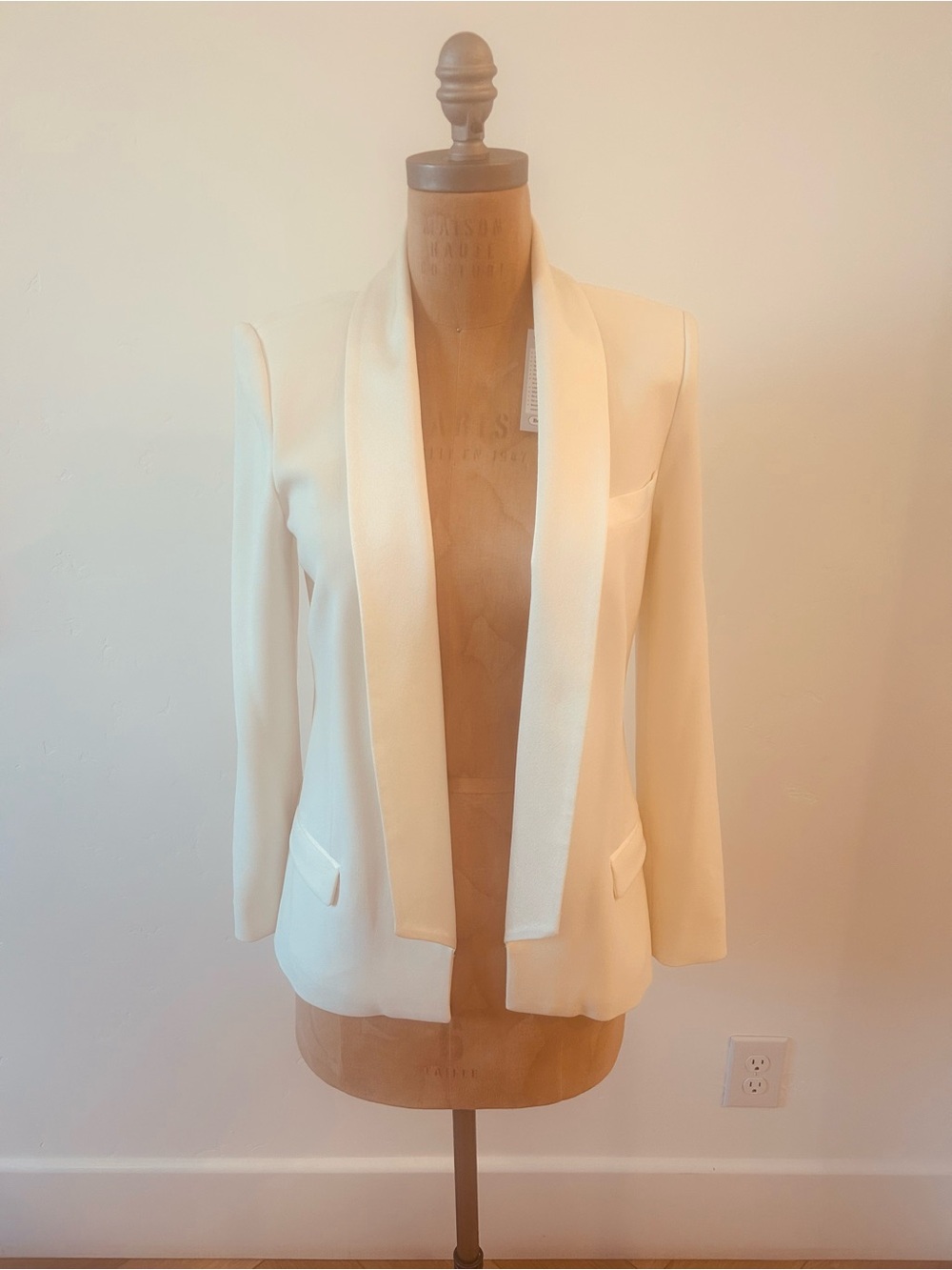 Chic Haute Hippie Tailored White Blazer